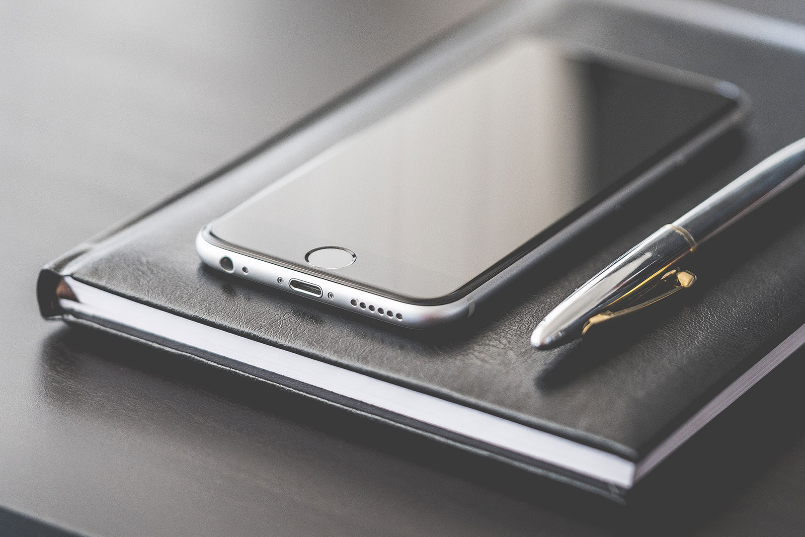 Смартфон серебристый. Silver smartphone 3d